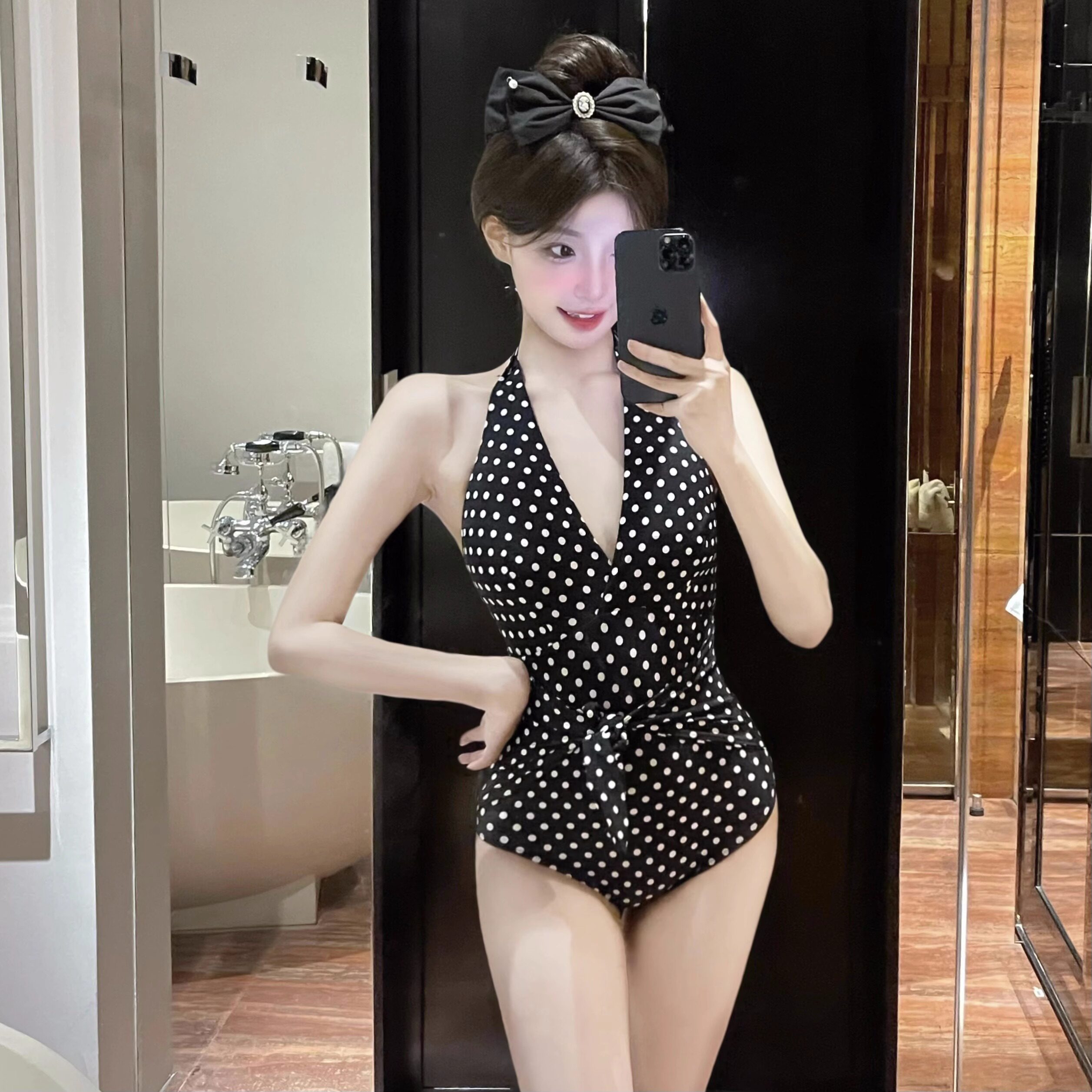 泳衣女夏2024新款女士性感气质深V挂脖露背连体三角度假海边泳装