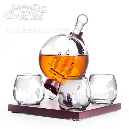 Four-Cup globe shape decanter built-in sailboat shape wine