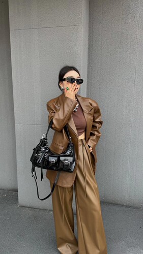 香港复合真皮小众轻奢新款机车百搭腋下通勤单肩斜挎包辣妹腋下包