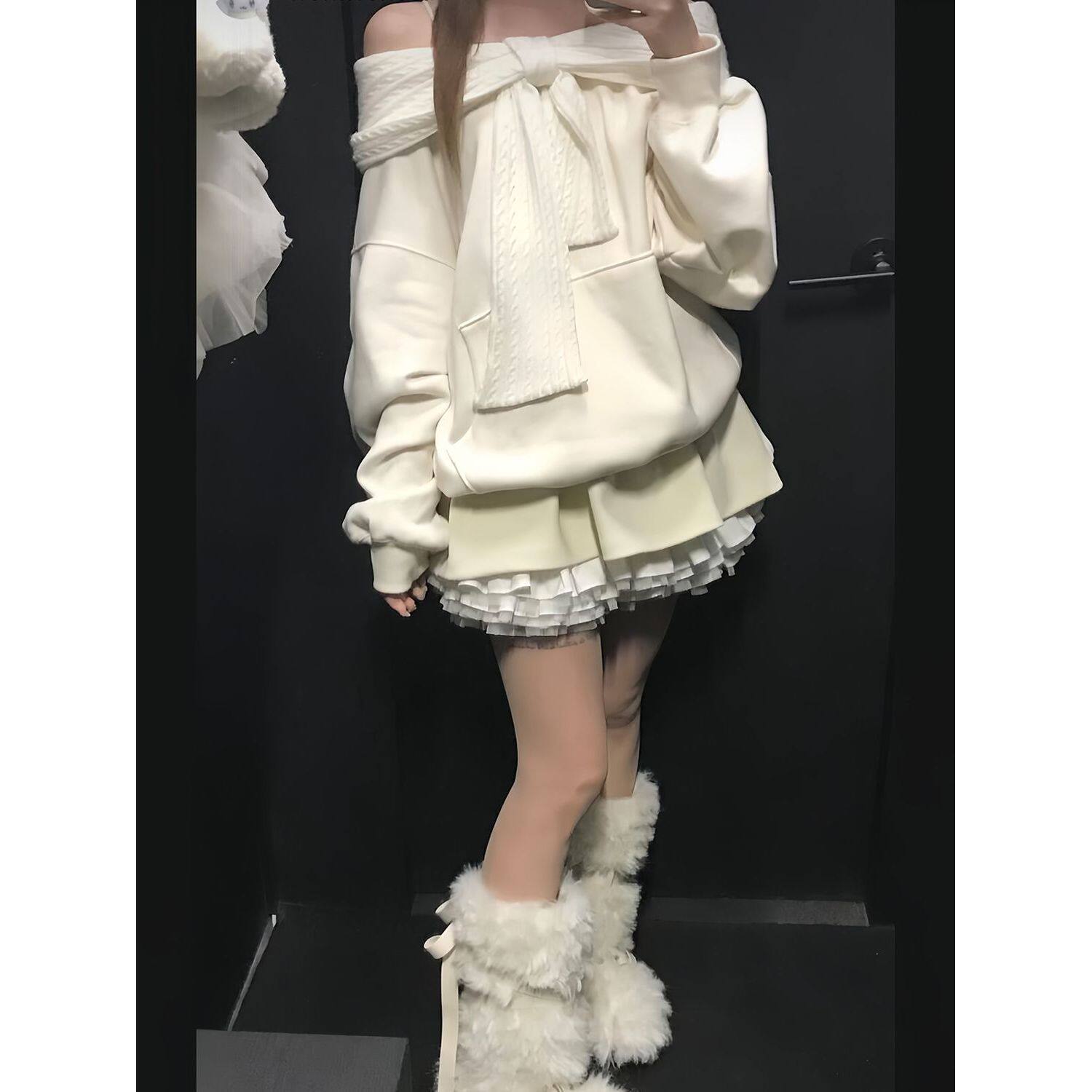 香榭绮梦 慵懒松弛感露肩一字领套头连帽卫衣+百搭半身裙两件套冬