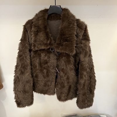 气质翻领牛角扣短款环保皮草外套