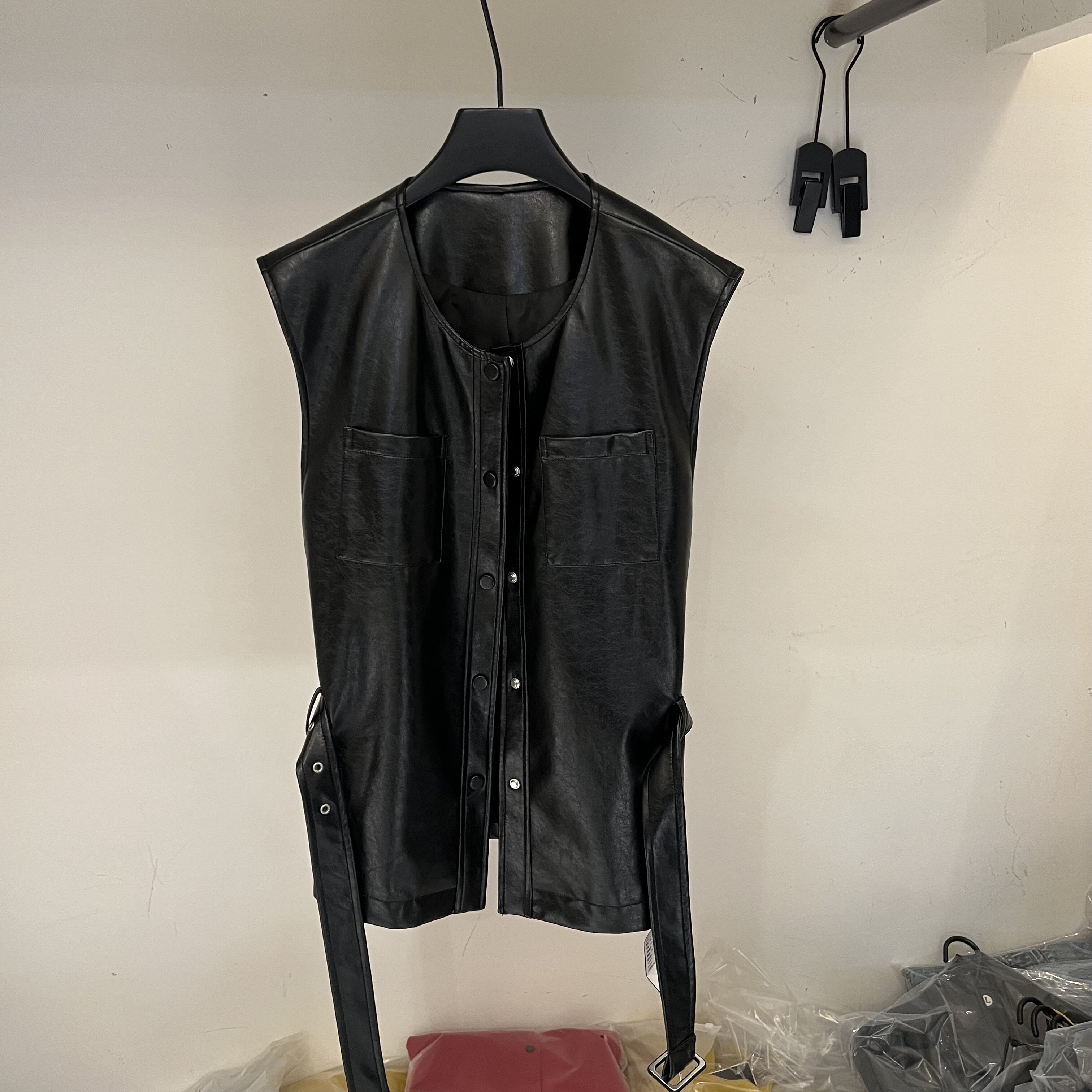 欧货2026春季新款高级感系带收腰显瘦PU皮马甲外套女圆领坎肩背心