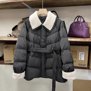 2025冬季新款气质羊羔毛翻领羽绒服女系带收腰中长款90白鸭绒外套