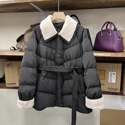 2025冬季新款气质羊羔毛翻领羽绒服女系带收腰中长款90白鸭绒外套