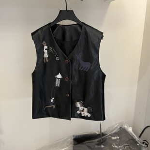 2026春季 设计感卡通刺绣PU皮马甲背心女V领单排扣坎肩外套潮 新款