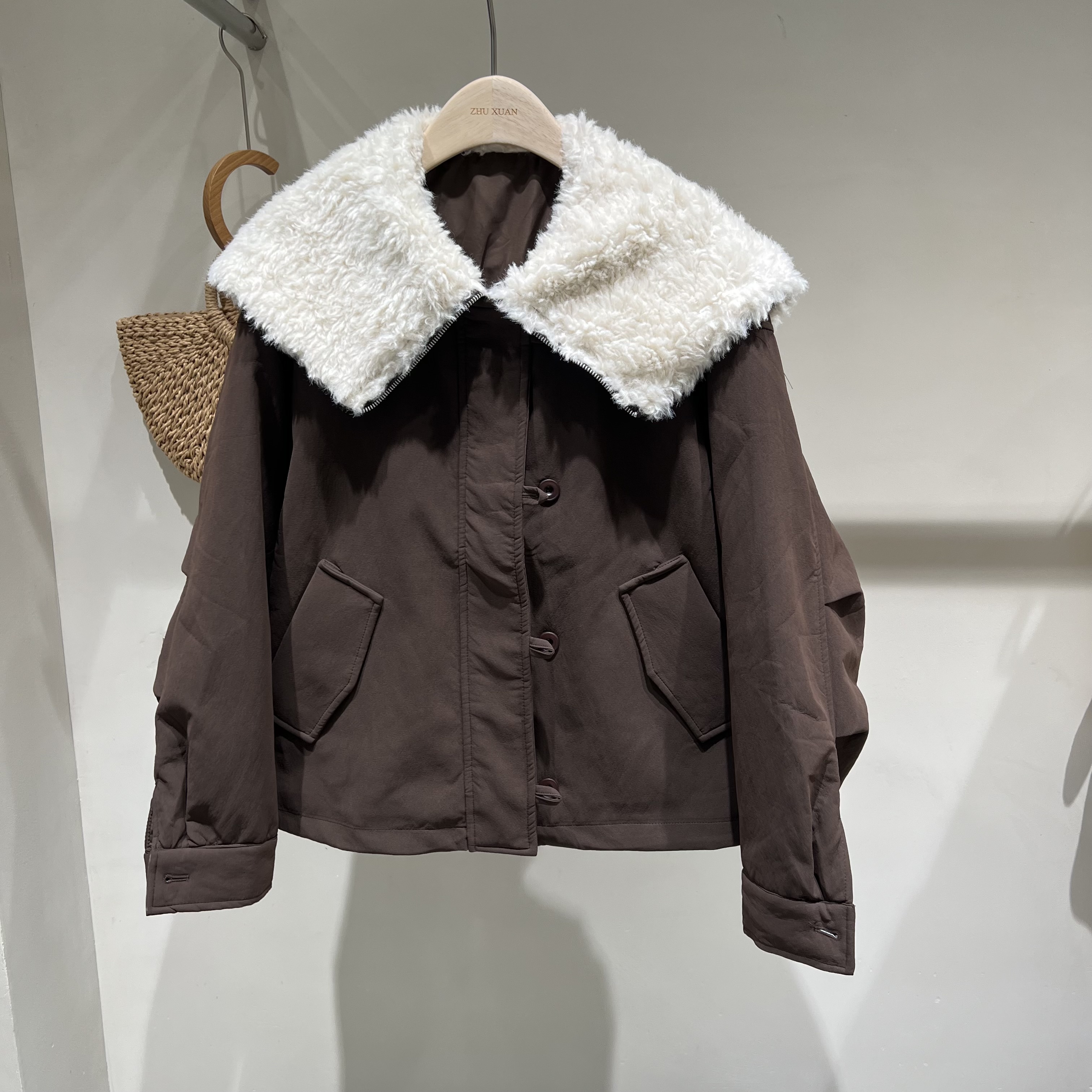 高级感羊羔毛大翻领羊毛内胆外套