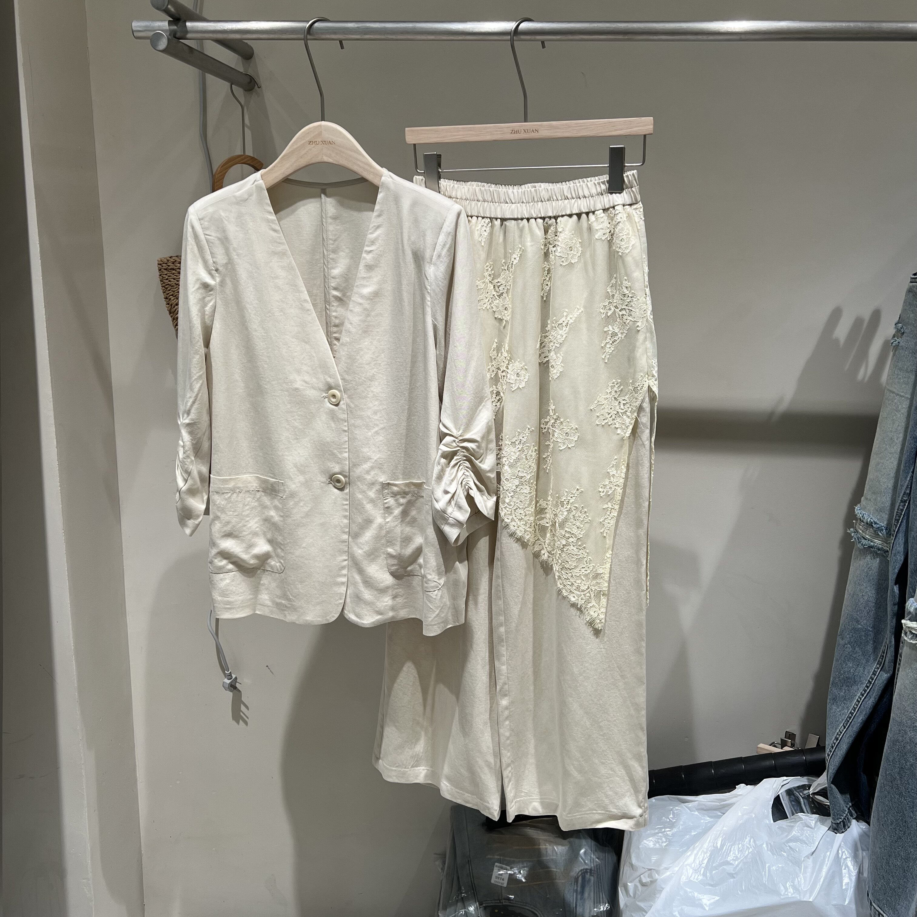 2026夏季新款高级感V领七分袖西装外套+蕾丝屁帘阔腿裤两件套装女