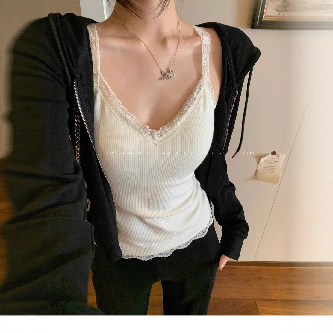 蕾丝拼接磨毛保暖小吊带背心女秋冬内搭无袖带胸垫高级感打底上衣