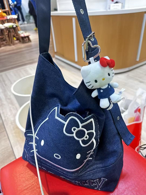 日本正品sanrio三丽鸥kitty爱心扣挂件 jisoo权志龙同款 拿命保真