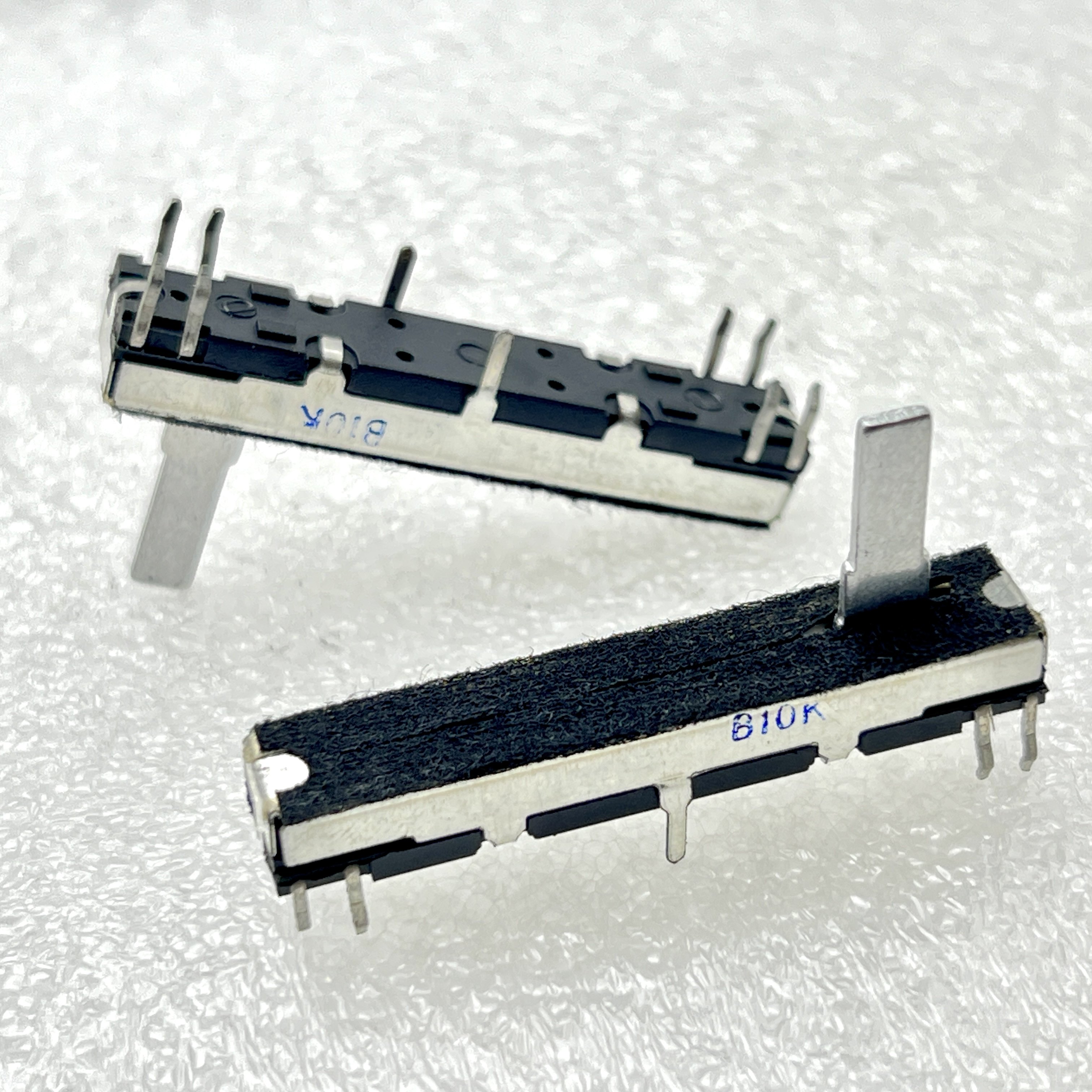 优质45mm直滑电位器b10k*2轴长15mm侧8脚caslo ct-677电子琴上面