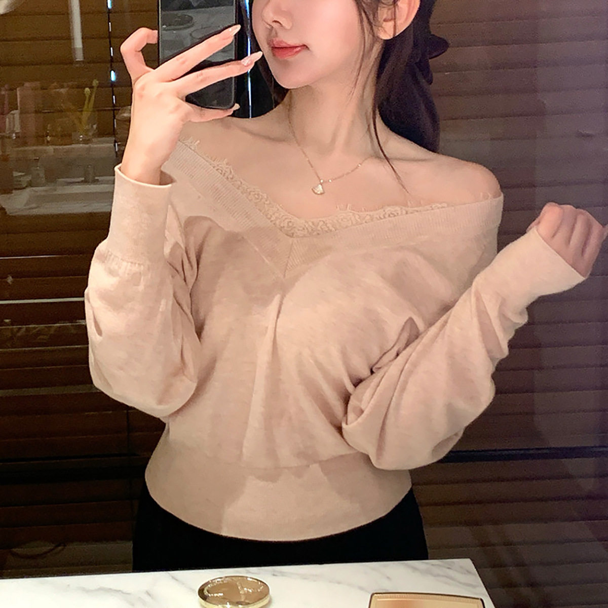 羊毛蕾丝V领套头针织打底衫女