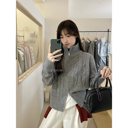 1688阿里巴巴汕头市潮阳区谷饶丽魅资针织厂复古绞花立领毛衣开衫