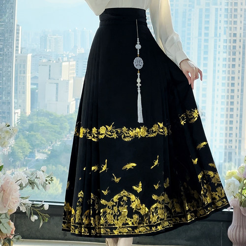 莺蝶集黑色织金刺绣国风马面裙女