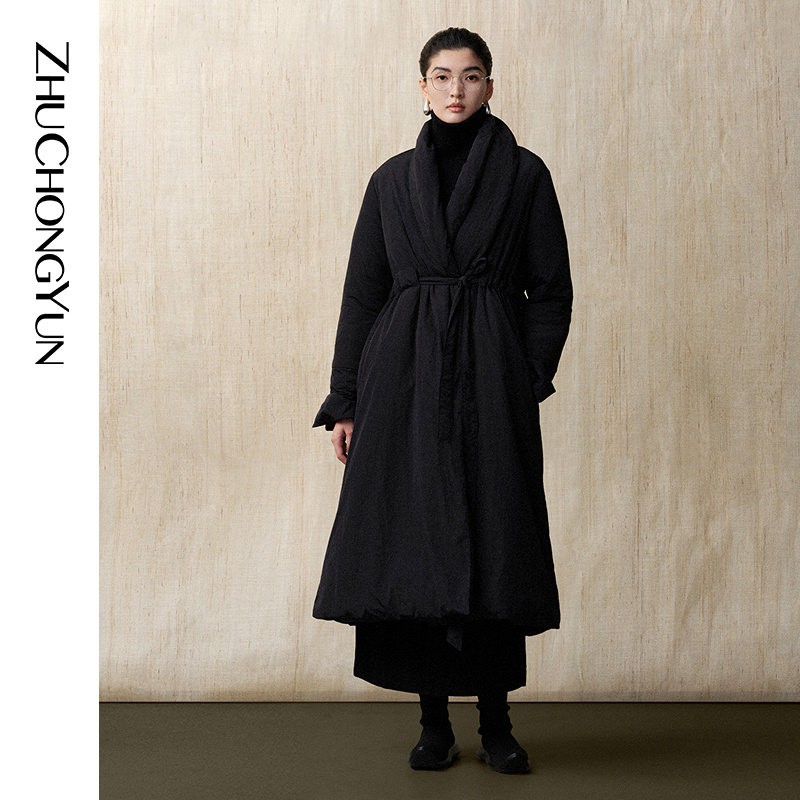 ZHUCHONGYUN冬季诗意交领黑色宽松新中式配腰带羽绒长外套,女装/女士精品,羽绒服,淘宝优惠券,粉丝福利购,淘宝优惠卷