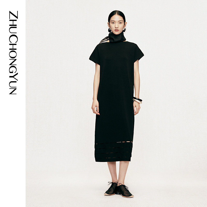 【镂空绣】ZHUCHONGYUN2026夏新款黑色一字领宽肩针织连衣裙