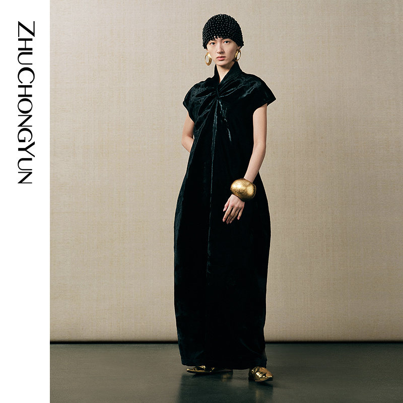 立体花苞自腰间蓬展，每一步都带起柔美涟漪