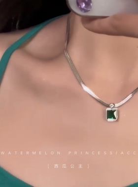 「绿光森林」绿色吊坠项链女款2024新款爆款钛钢蛇骨链夏天锁骨链
