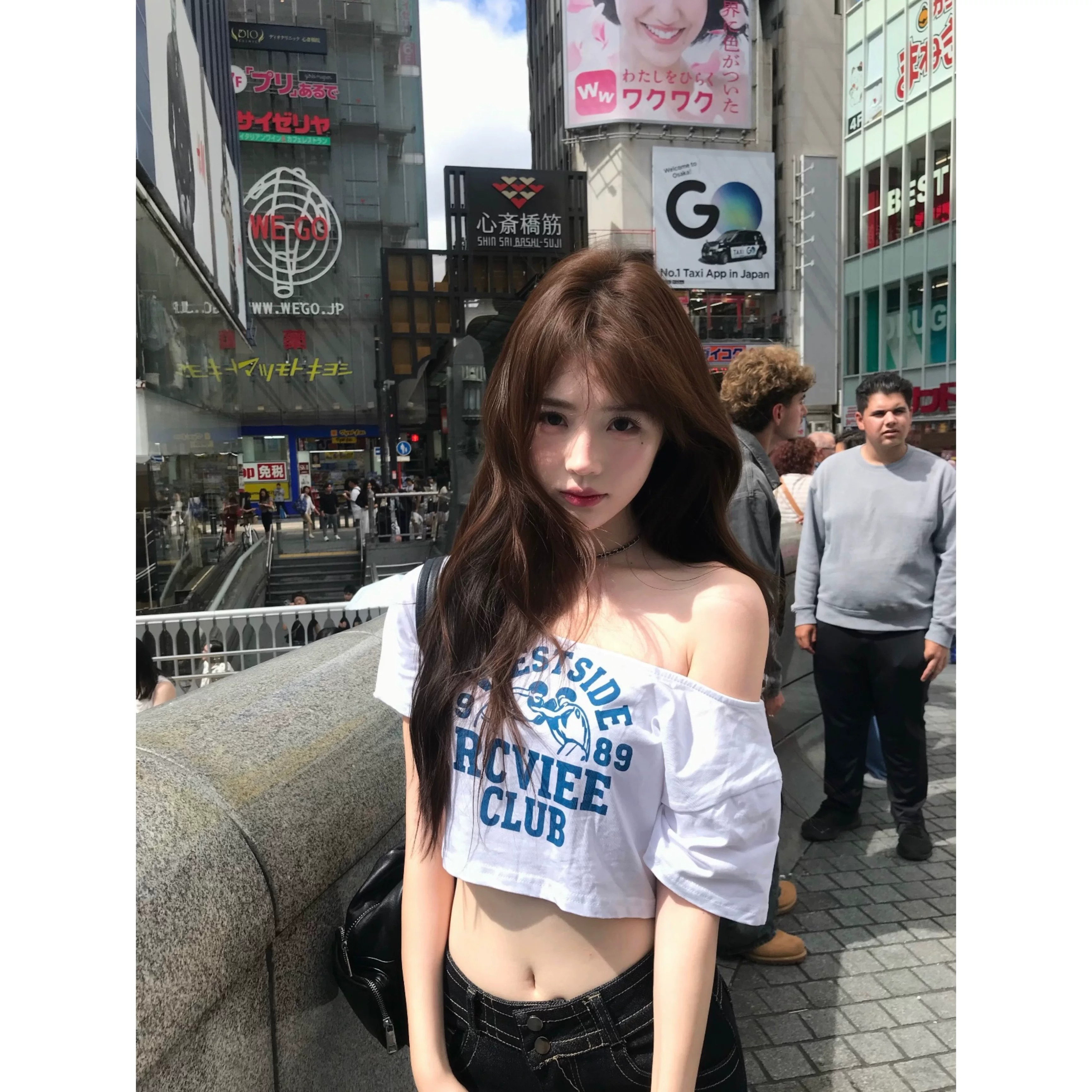 韩系斜领露肩拳击字母印花短袖女