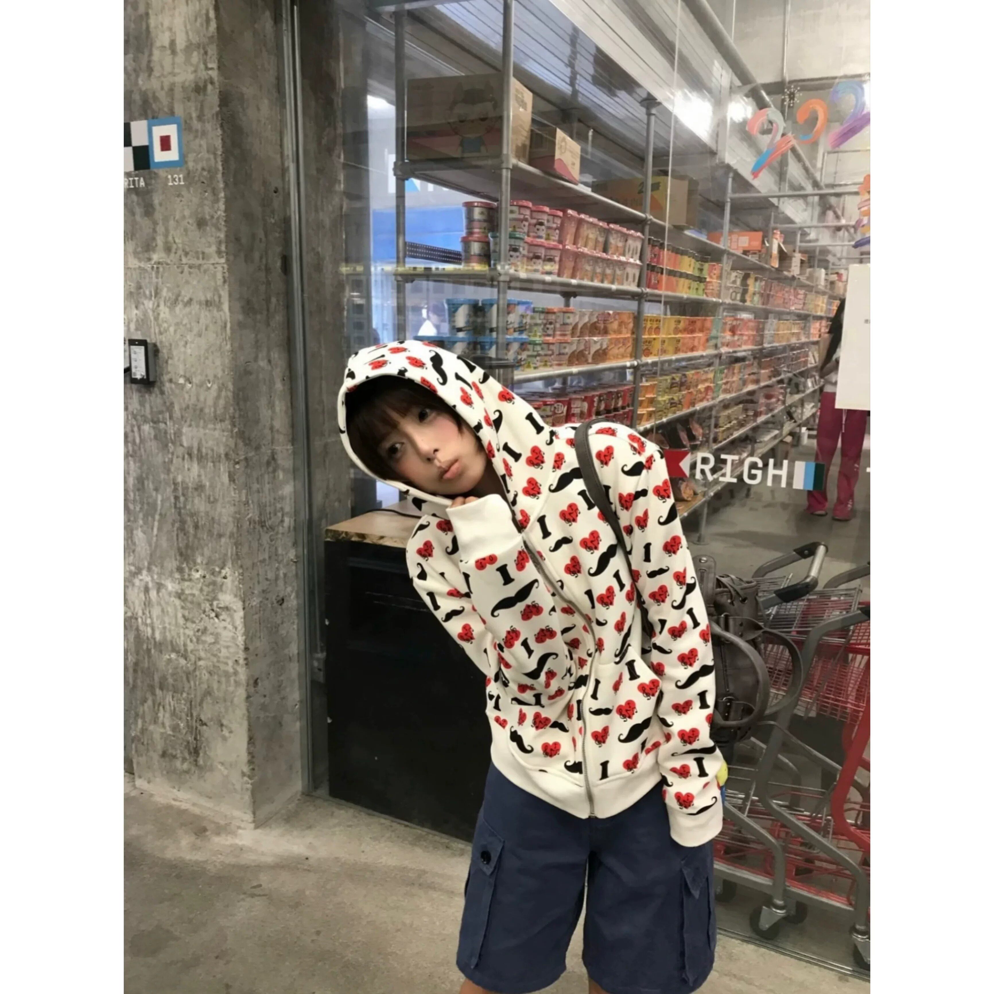 美式潮流满印小胡子爱心短款卫衣
