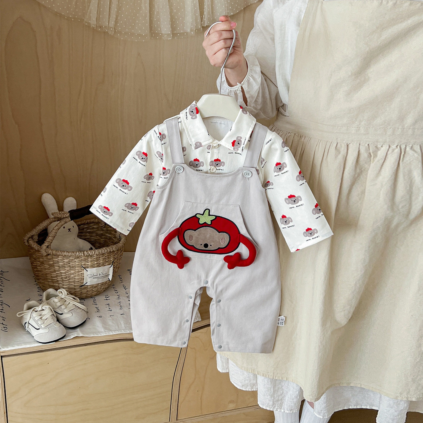 婴儿衣服男童背带裤套装春装洋气宝宝可爱考拉衬衫两件套春秋外出