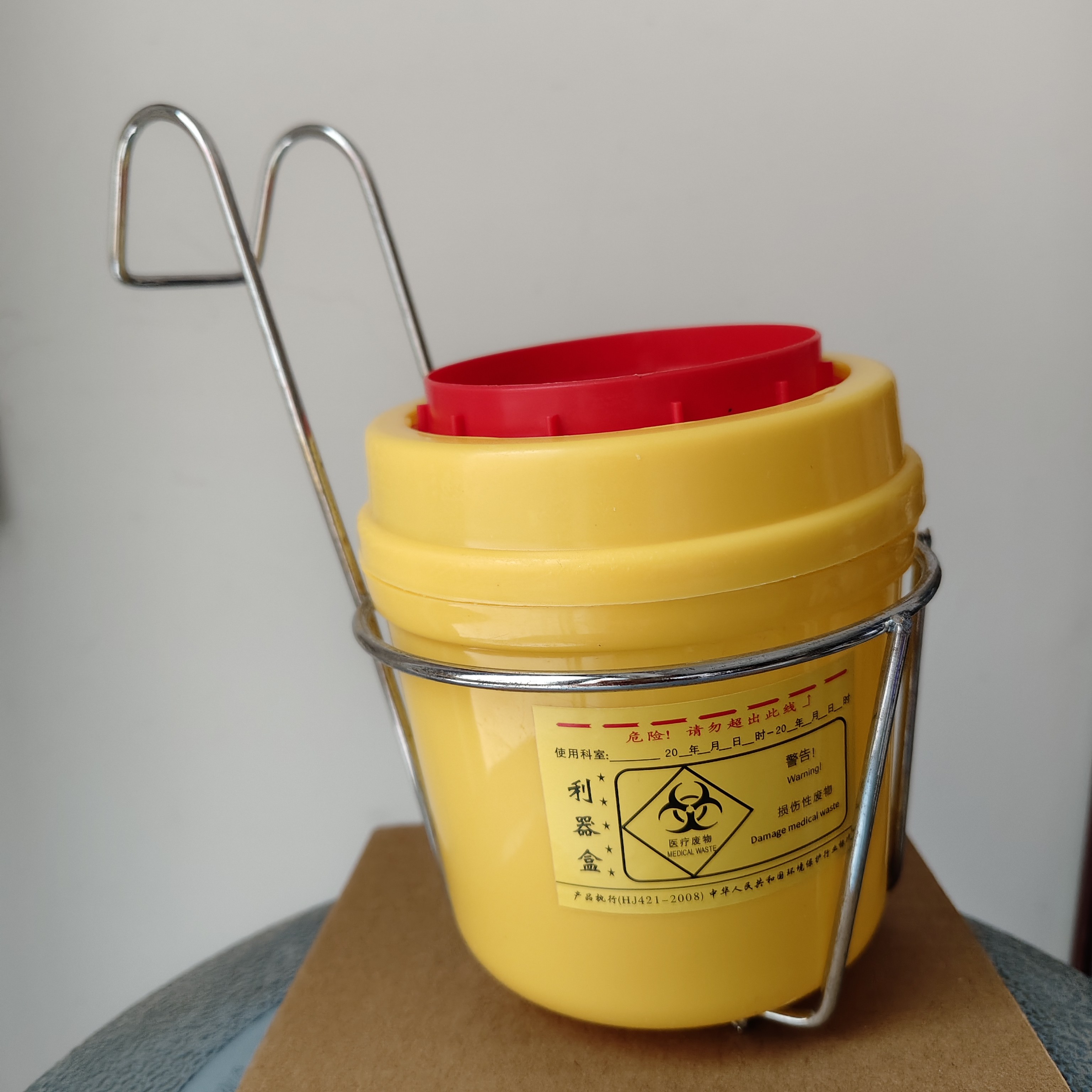 黄色带盖医用锐器盒铁架