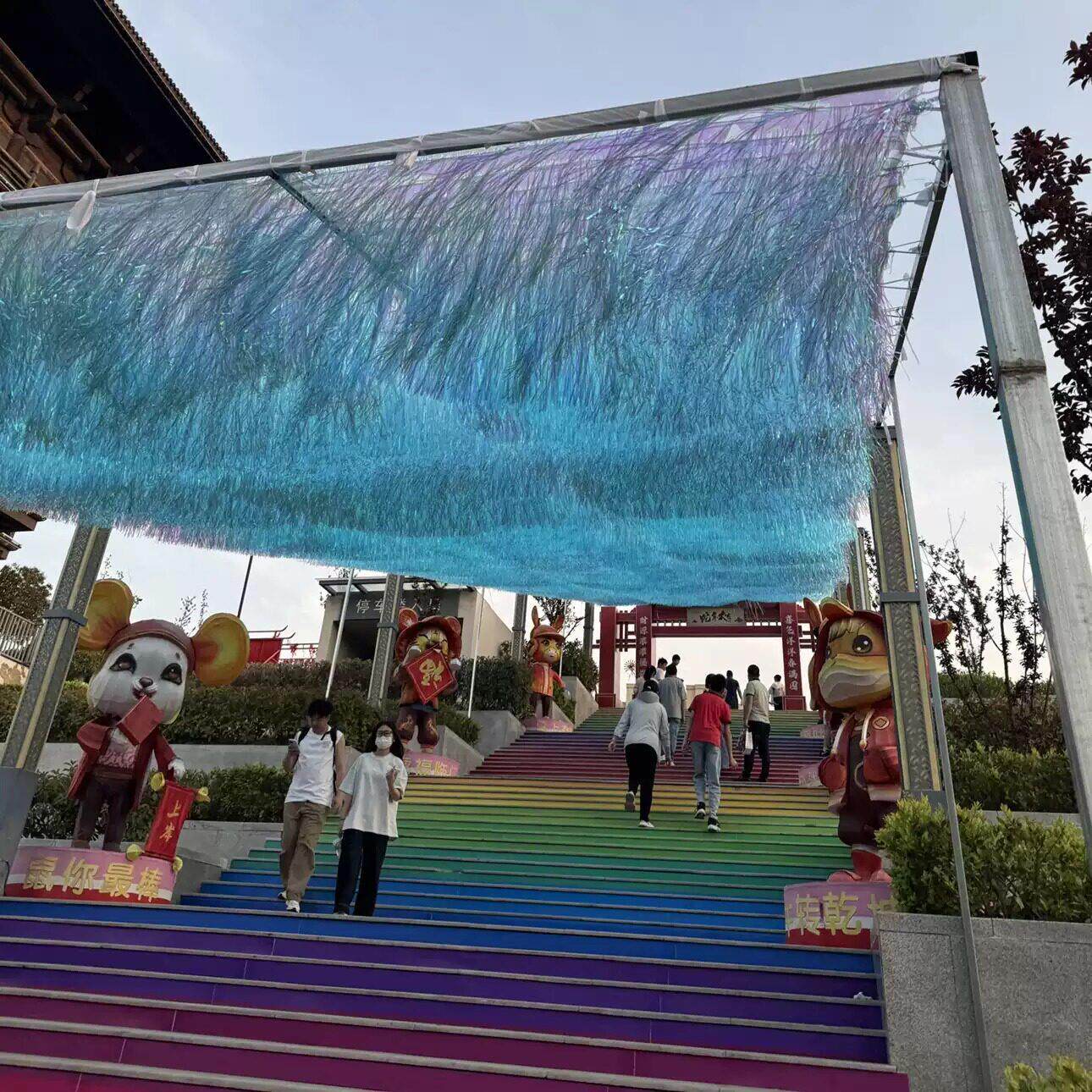 风动天幕镭射七彩流苏雨丝帘吊顶彩带炫游乐园景区炫彩步行街装饰
