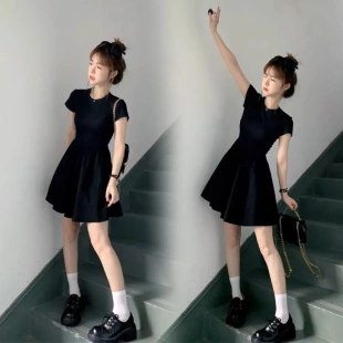 高级感赫本风黑色连衣裙子女夏季 设计感收腰显瘦减龄短裙 2024新款