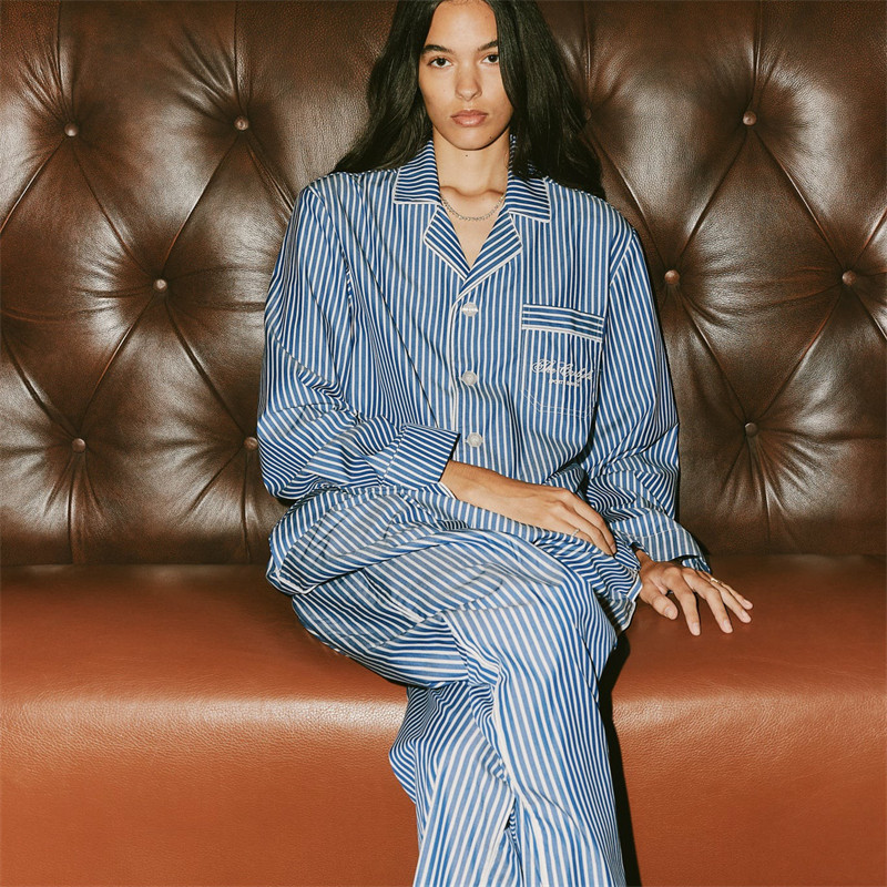Sporty & Rich x The Carlyle 联名款女子海军蓝条纹时尚舒适睡衣