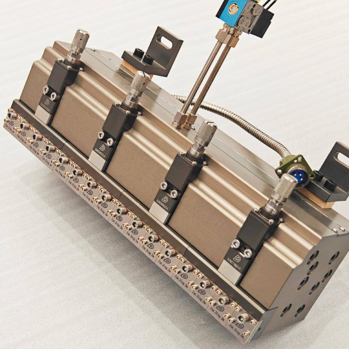 1.6米宽幅小纤维喷枪高密度低克重喷胶复合
