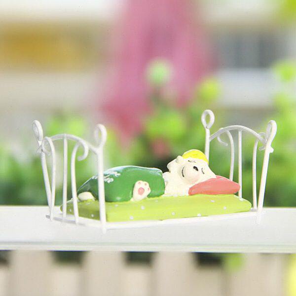 可爱卡通桌面摆件创意办公室小狗躺铁床上睡觉微景观花插拍摄道具