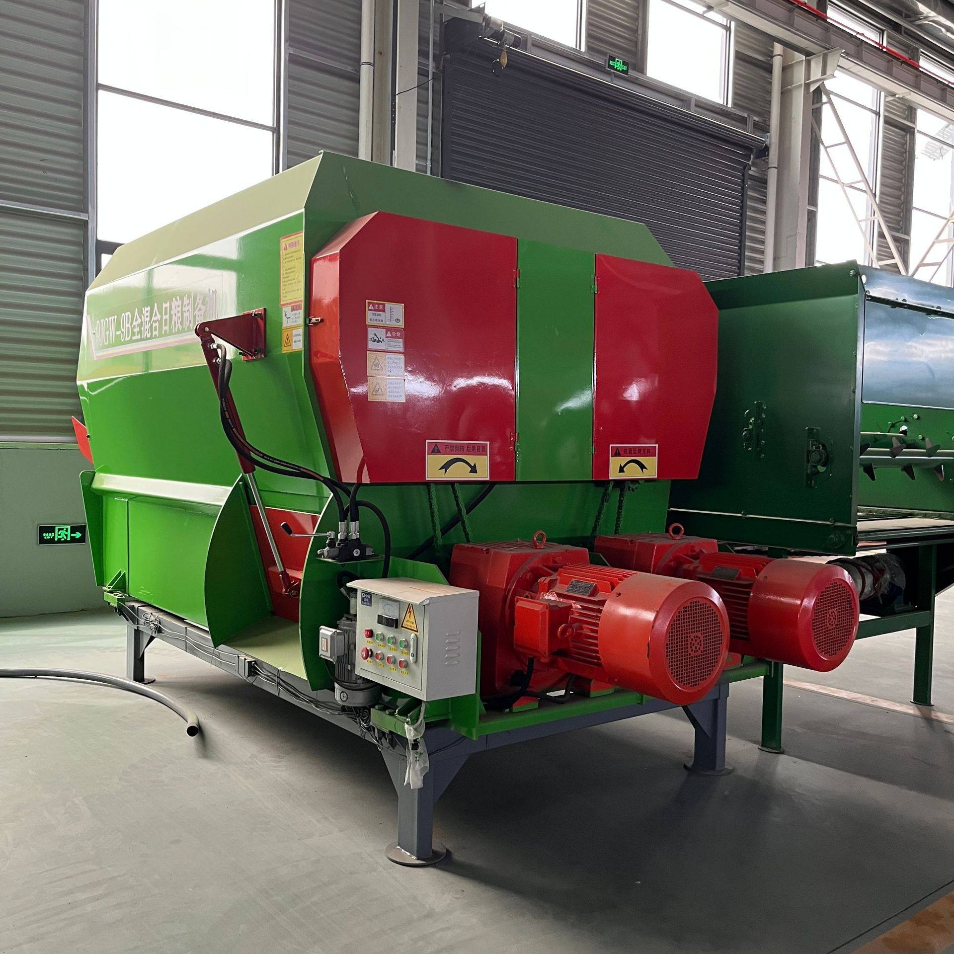 卧式TMR饲料搅拌机 养殖场牛羊草料机加厚壁板混合均匀厂家直发,机械设备,粉碎机,淘宝优惠券,粉丝福利购,淘宝优惠卷