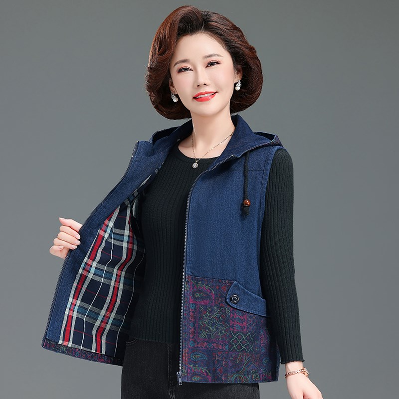 中老年女春秋装牛仔马甲背心外套妈妈带帽上衣加大码奶奶坎肩外穿
