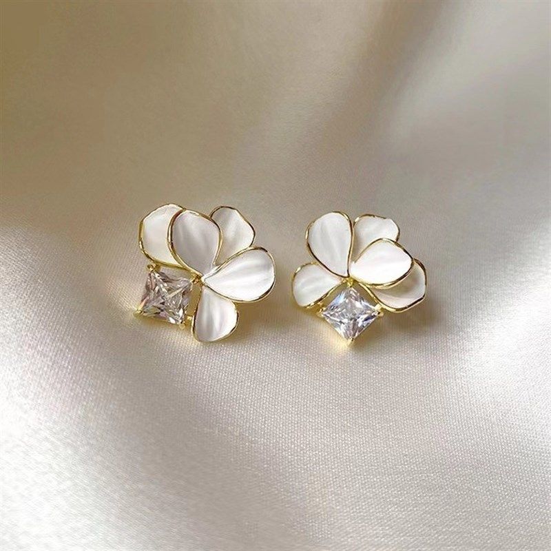 白色滴釉方锆石高级感轻奢气质精致韩版2023春夏新款花朵优雅耳饰