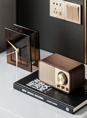 现代轻奢样板间卧室床头柜组合摆件桌面音响玻璃时钟台钟软装饰品