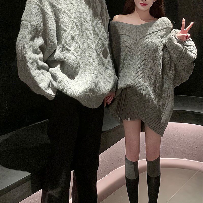 慵懒风V领露肩大毛衣女纯欲氛围感加厚中长款灰色V麻花针织衫外套