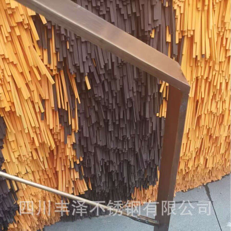 成都太古里古铜色钢板栏杆 穿实心钢条栏杆 奢侈品店栏杆专柜栏杆