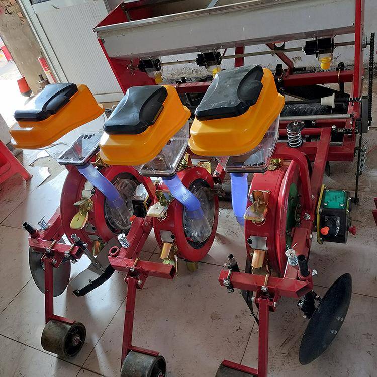 免耕地精量玉米播种机 播种精度高四轮牵引种子谷子花生种植机