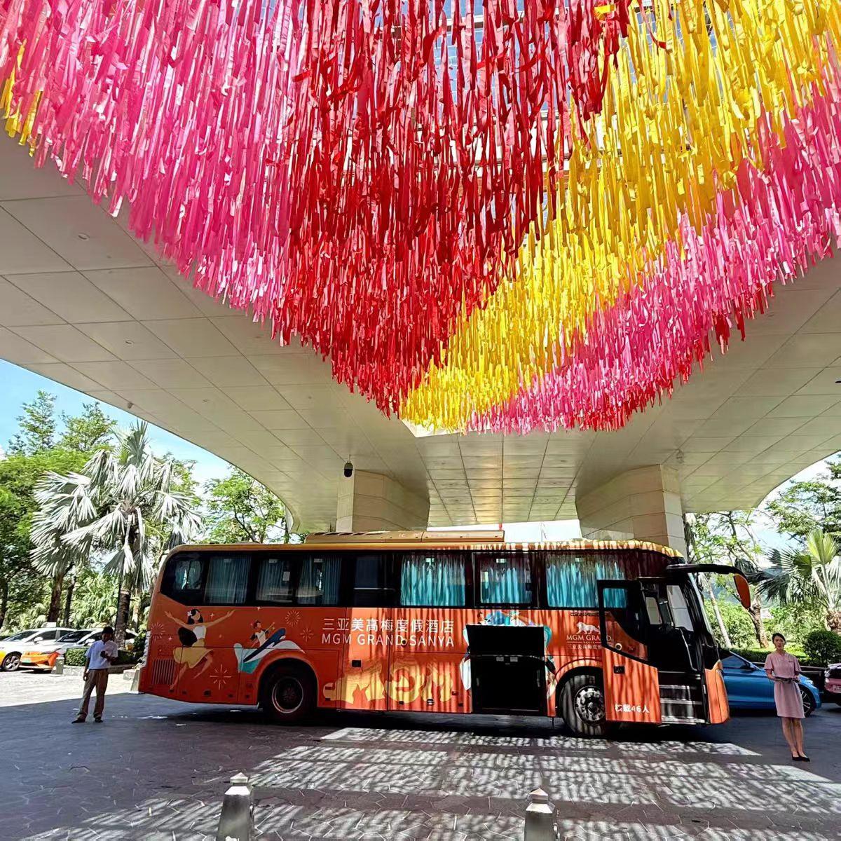 彩虹雨丝帘天幕流苏吊顶定制幼儿园景区商场引流打卡派对装饰道具