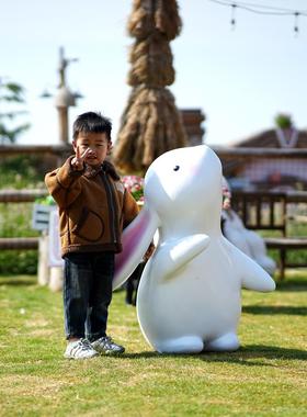 玻璃钢雕塑卡通兔子模型摆件户外园林景观公园商场店铺美陈装饰品