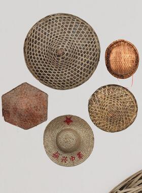 80年代怀旧老物件老式农民草帽子斗笠竹编遮阳帽覆古墙面装饰摆饰
