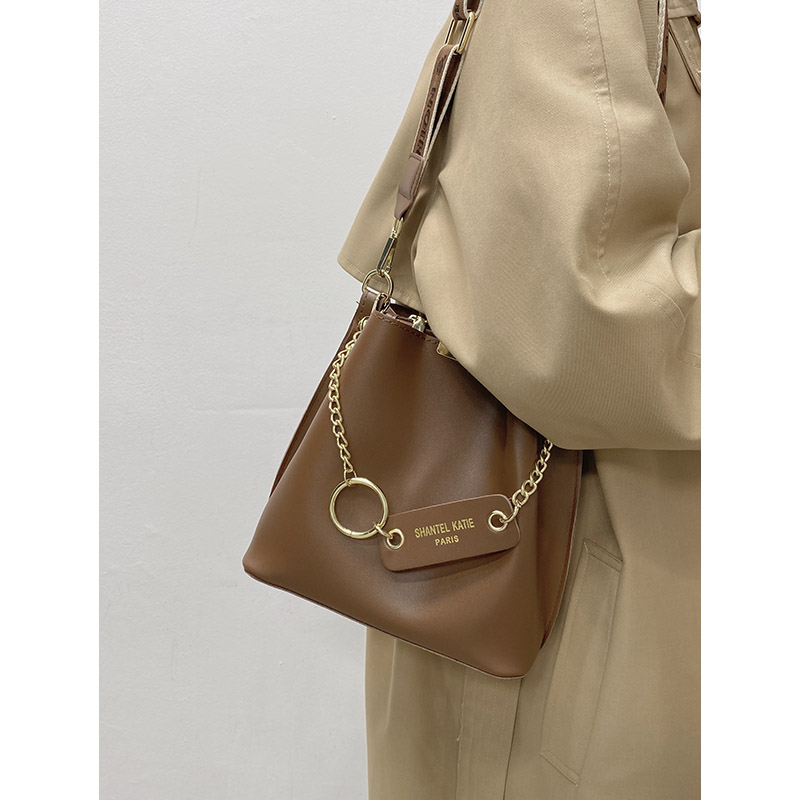 超火宽肩带小包包女春季2023新款时尚复古水桶包单肩包网红斜挎包