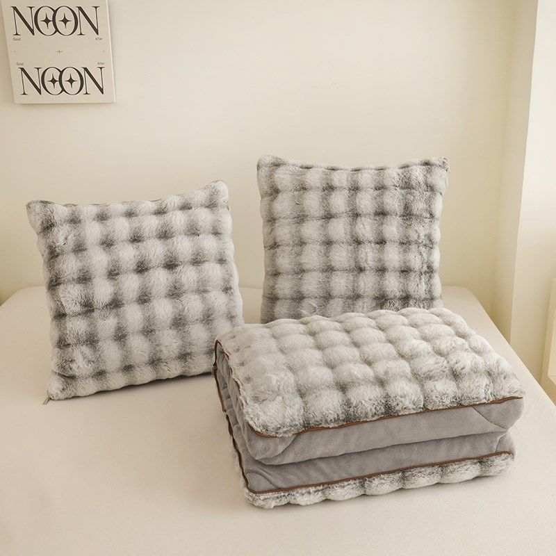加厚泡泡绒保暖牛奶绒抱枕被子两用二合一车载午睡被折叠多功能