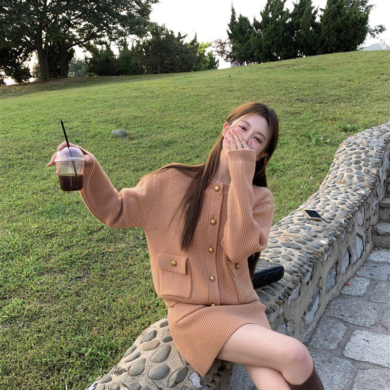 萌萌Ja私立校花 奶橘色针织毛衣女慵懒开衫显瘦遮跨a字半裙套装