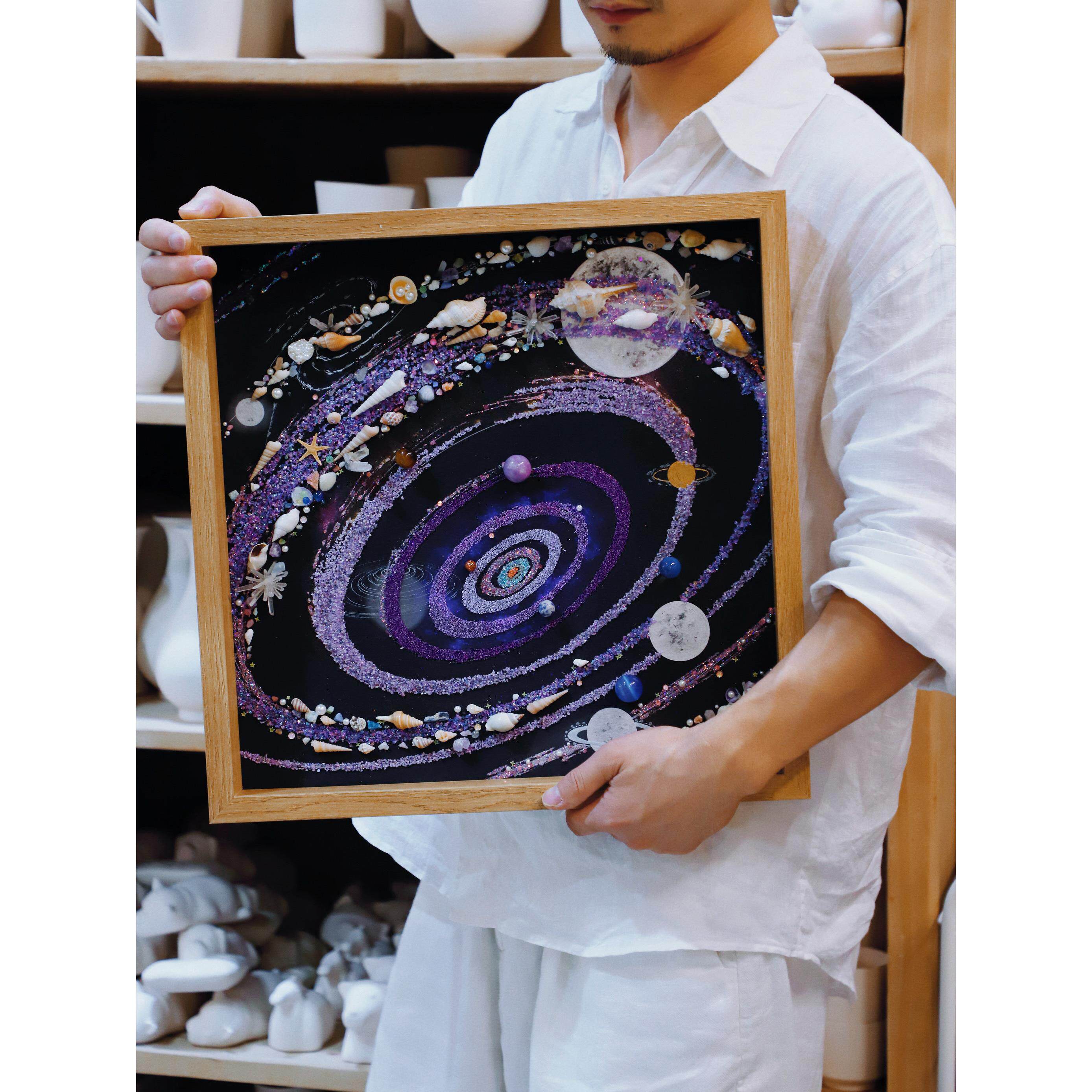 发光的紫色多彩宇宙。礼物的建议。家庭相框挂画。宇宙矿石绘画。