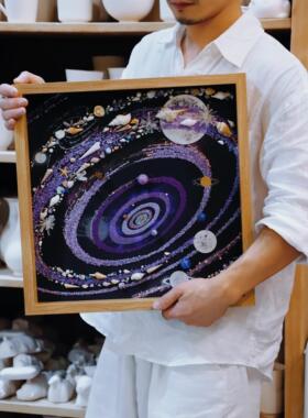 发光的紫色多彩宇宙。礼物的建议。家庭相框挂画。宇宙矿石绘画。