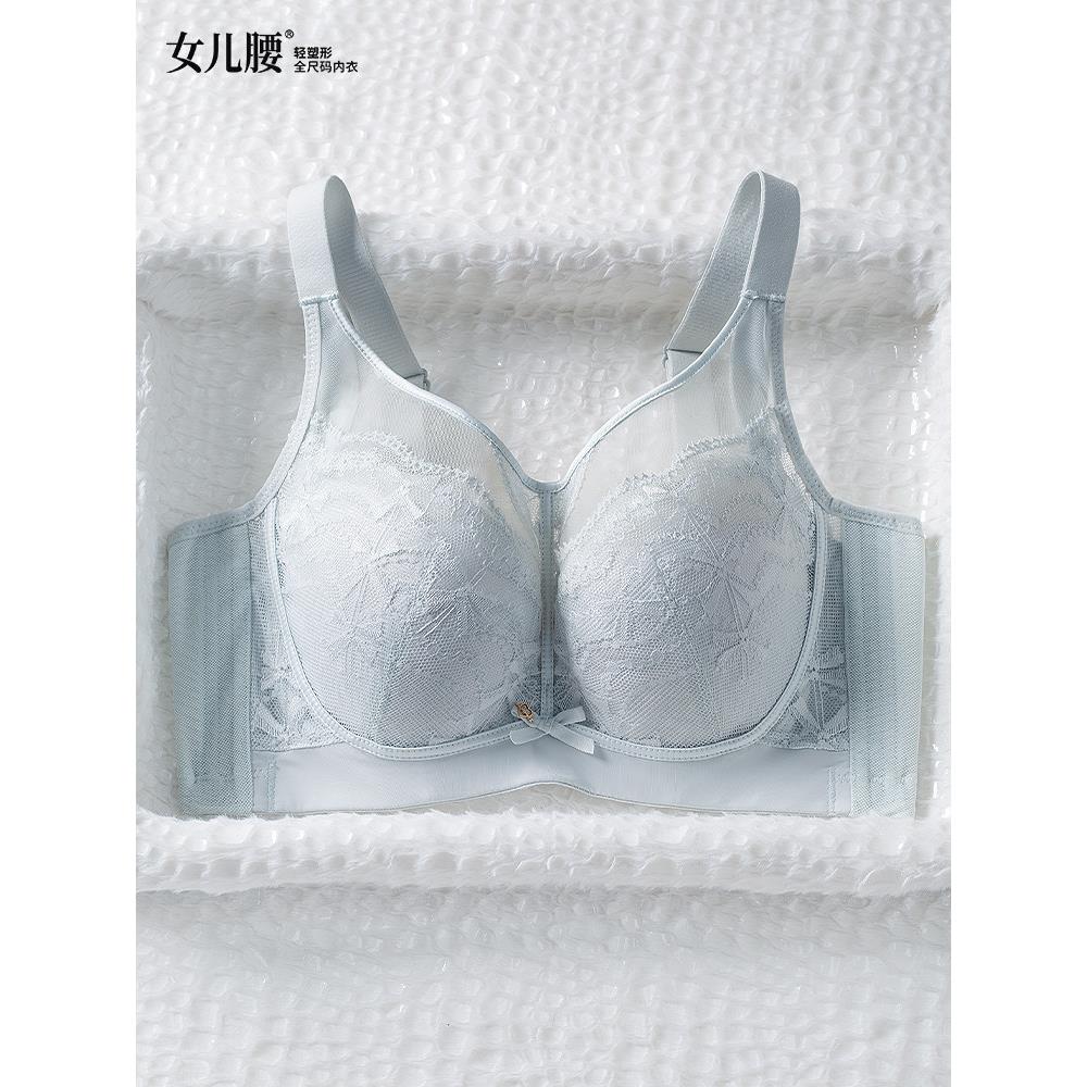 女儿的薄亲密与大乳房和小乳房，全杯乳房缩小，反下垂，俯卧撑，