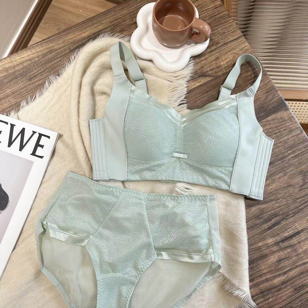 乳胶内衣女薄款大胸显小全罩杯无钢圈聚拢调整型收副乳纯色文胸