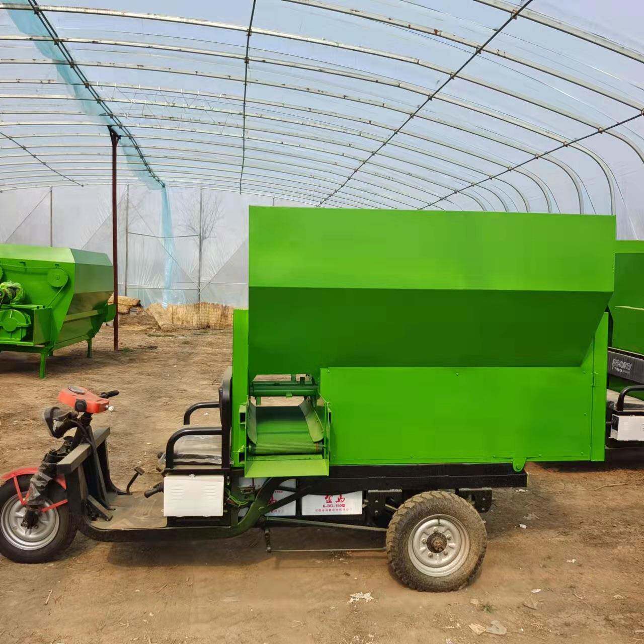 全自动牛羊撒料车电动牛羊喂料车养殖场草料饲料双侧投料上料机