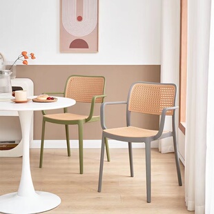 北欧简约塑料椅子带扶手u靠背凳子加厚可叠放餐桌椅藤编椅