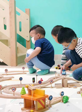儿童木制火车轨道组合玩具95件380件积木幼儿园互动益智赛车游戏